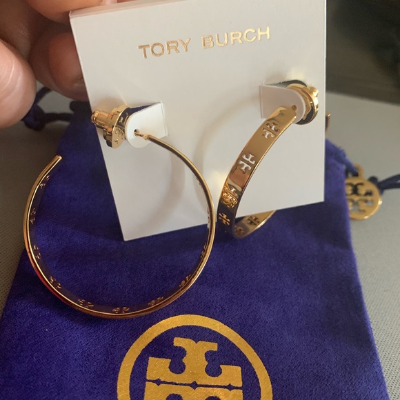 🔥SALE🔥NEW TORY BURCH PIERCED t LOGO HOOPS - Picture 6 of 6